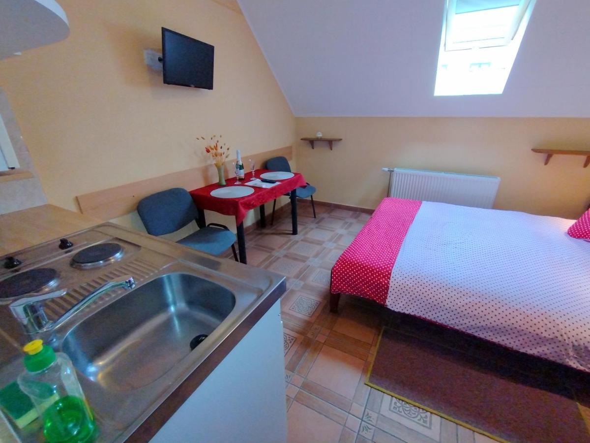 Burg Apartman Gyula Bagian luar foto