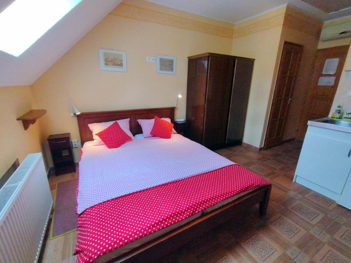 Burg Apartman Gyula Bagian luar foto