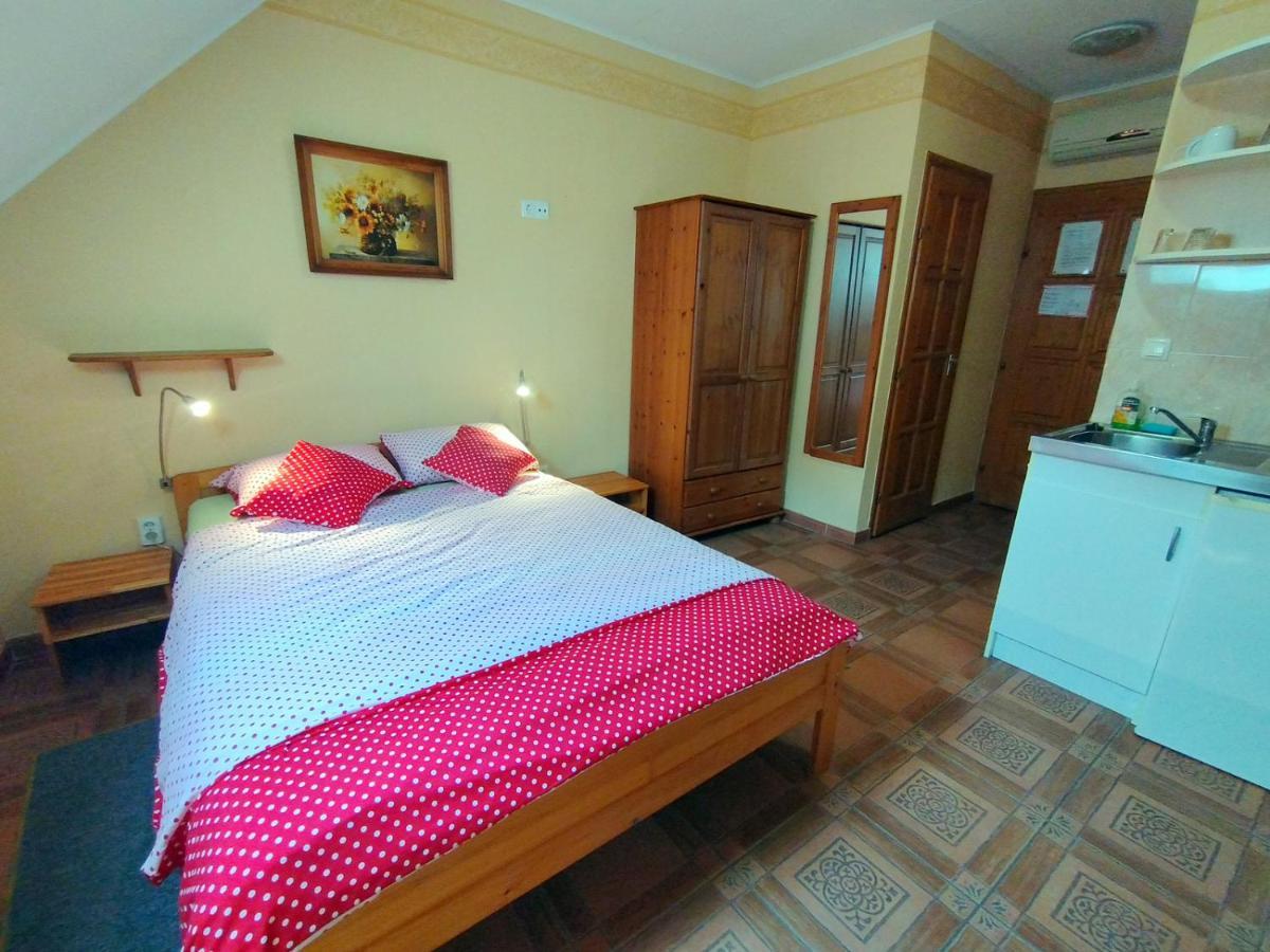 Burg Apartman Gyula Bagian luar foto