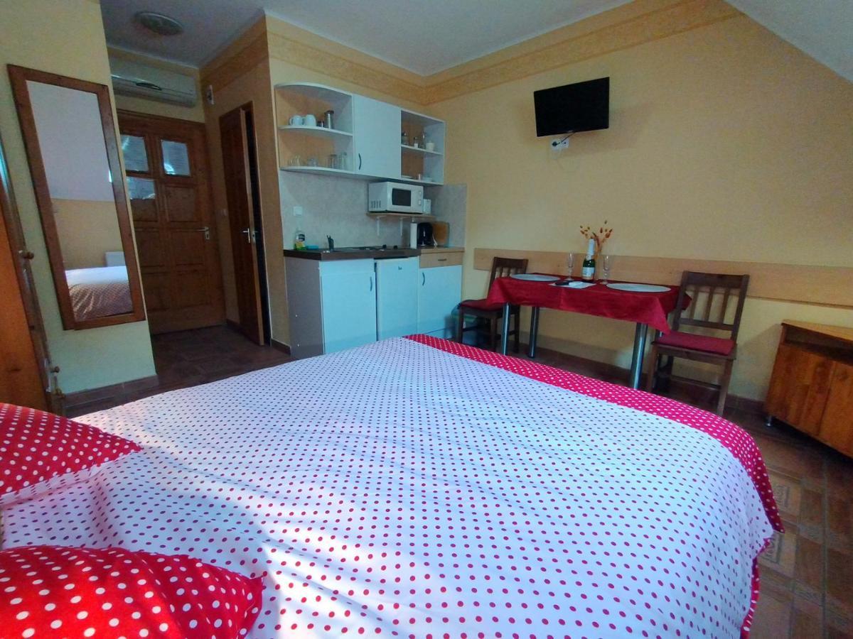 Burg Apartman Gyula Bagian luar foto