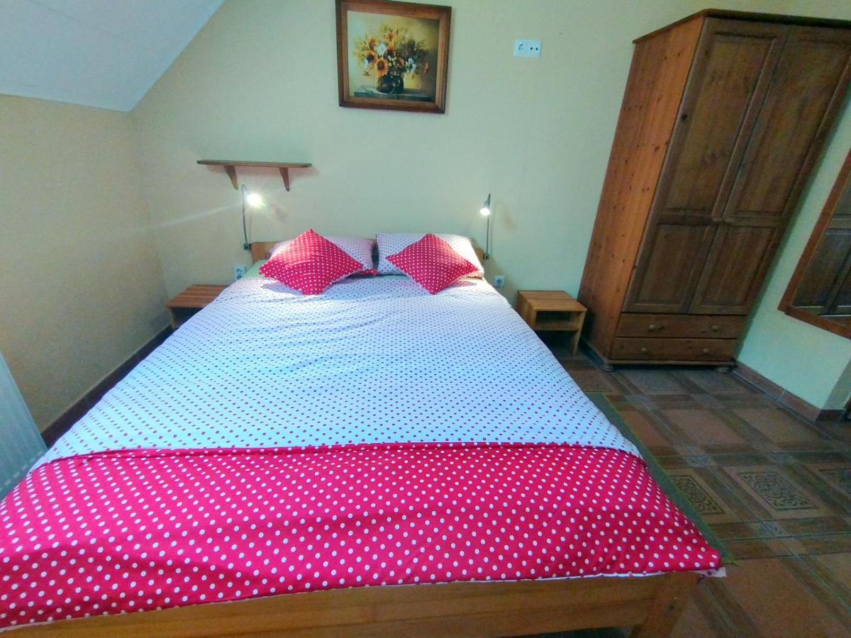 Burg Apartman Gyula Bagian luar foto