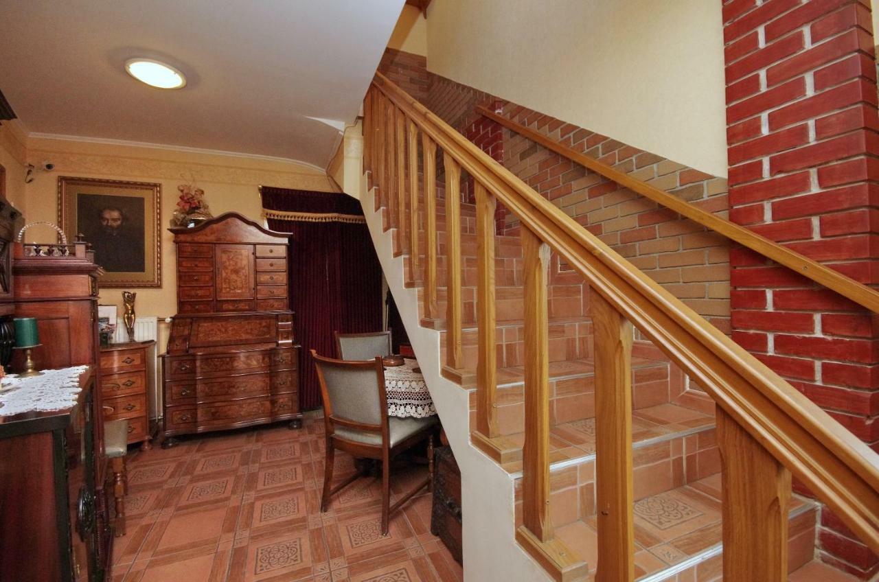 Burg Apartman Gyula Bagian luar foto