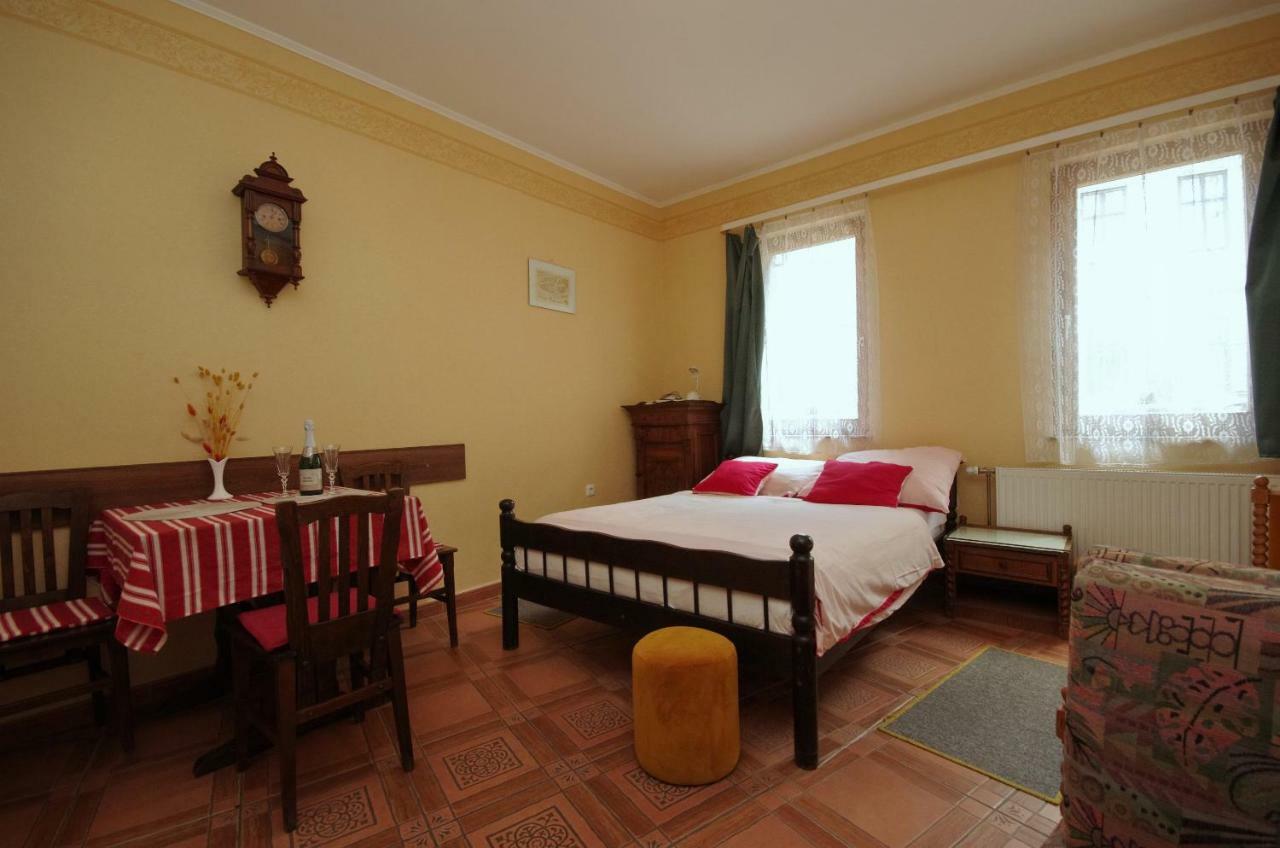 Burg Apartman Gyula Bagian luar foto