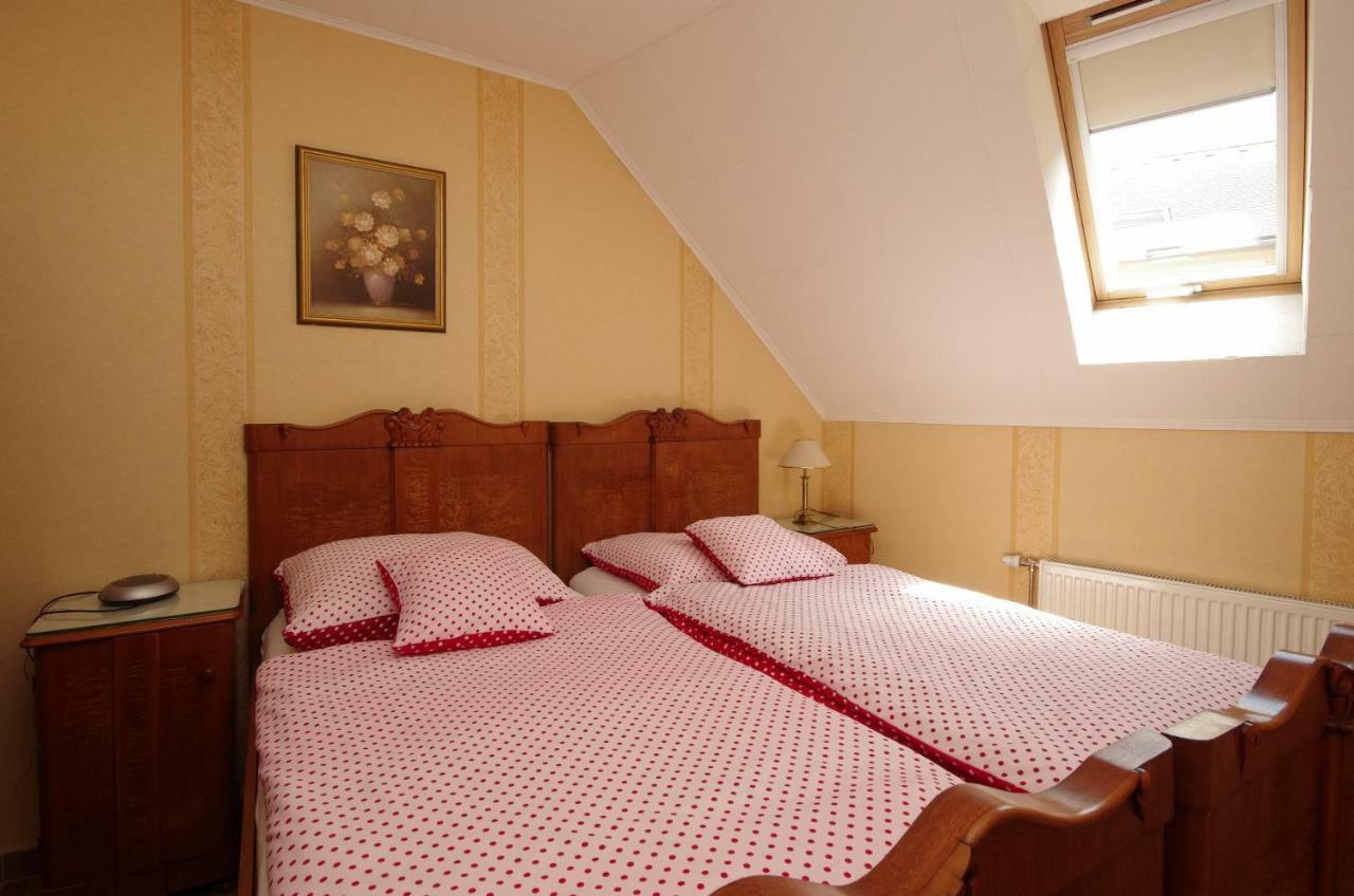 Burg Apartman Gyula Bagian luar foto