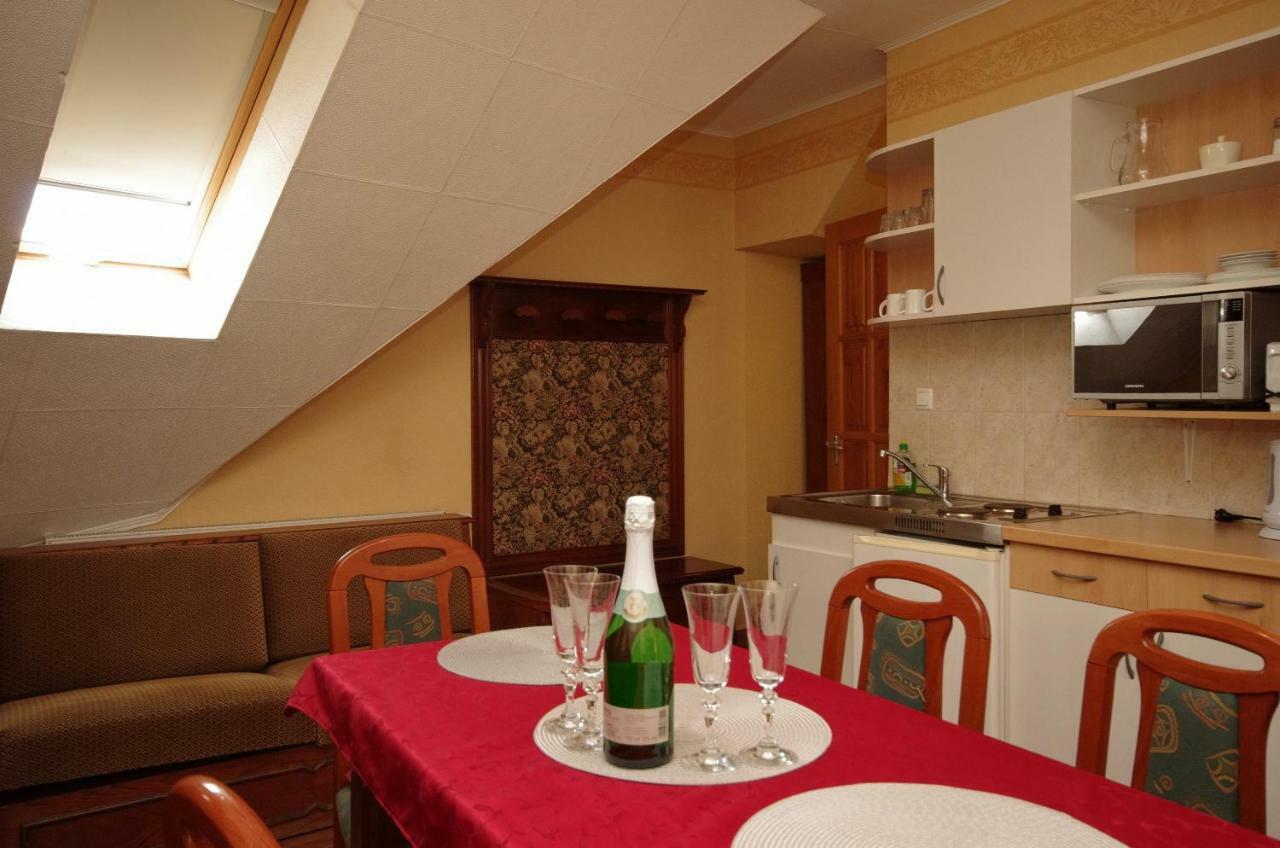 Burg Apartman Gyula Bagian luar foto