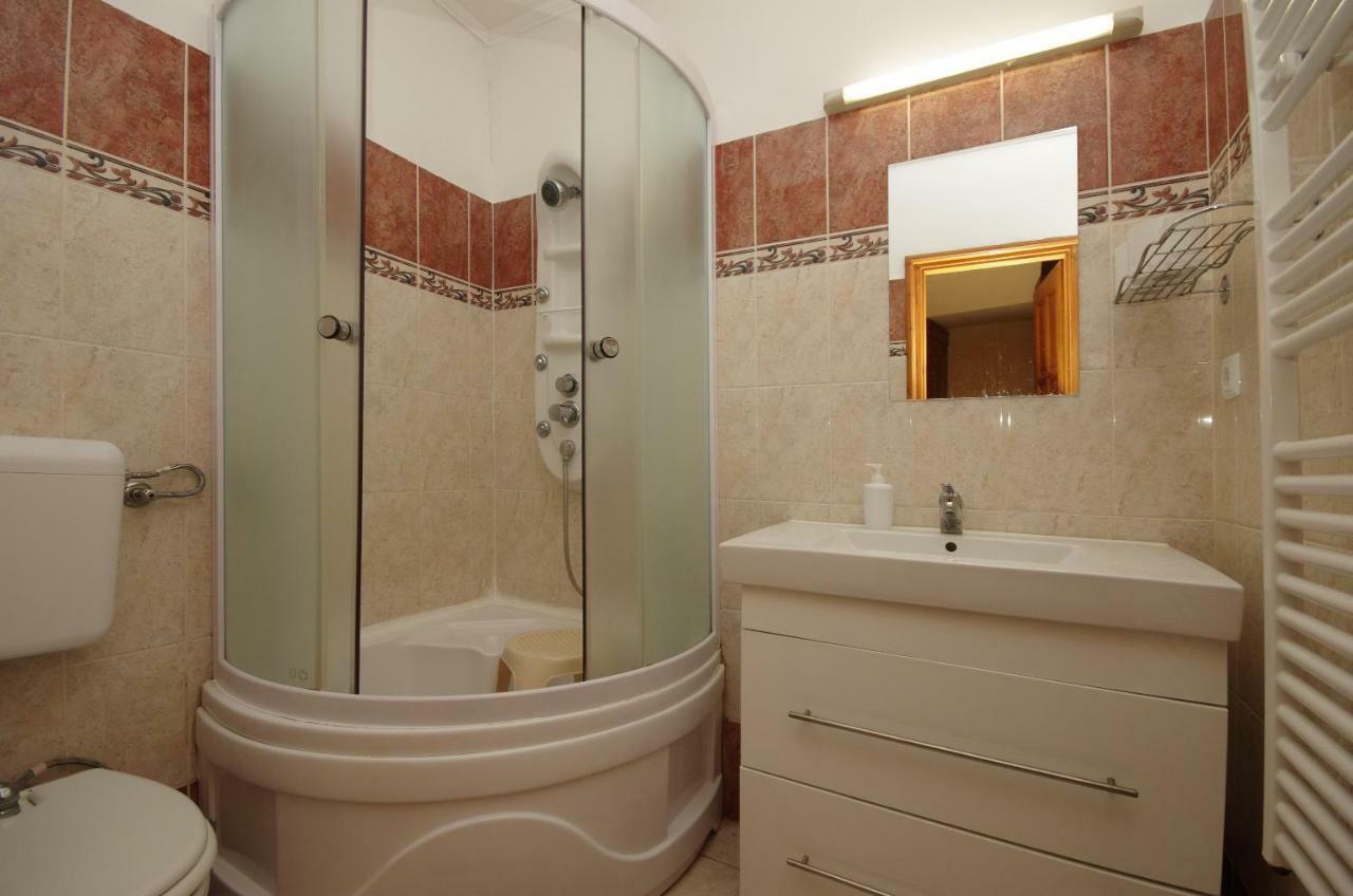 Burg Apartman Gyula Bagian luar foto