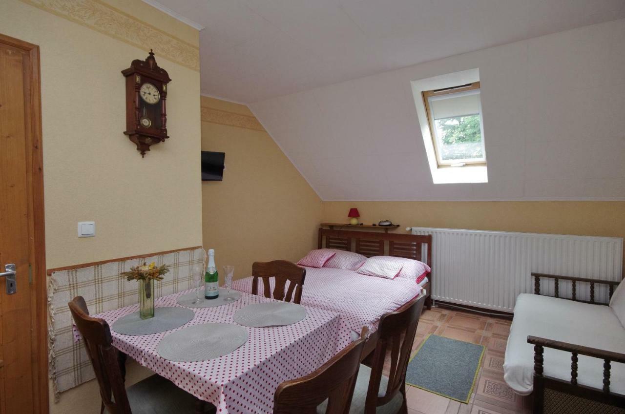 Burg Apartman Gyula Bagian luar foto