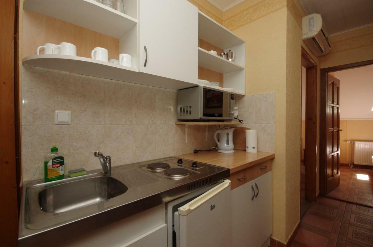 Burg Apartman Gyula Bagian luar foto
