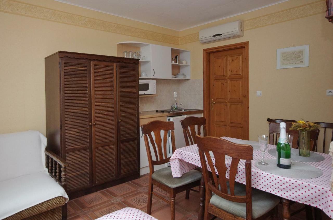 Burg Apartman Gyula Bagian luar foto