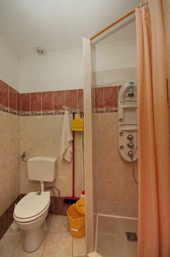 Burg Apartman Gyula Bagian luar foto