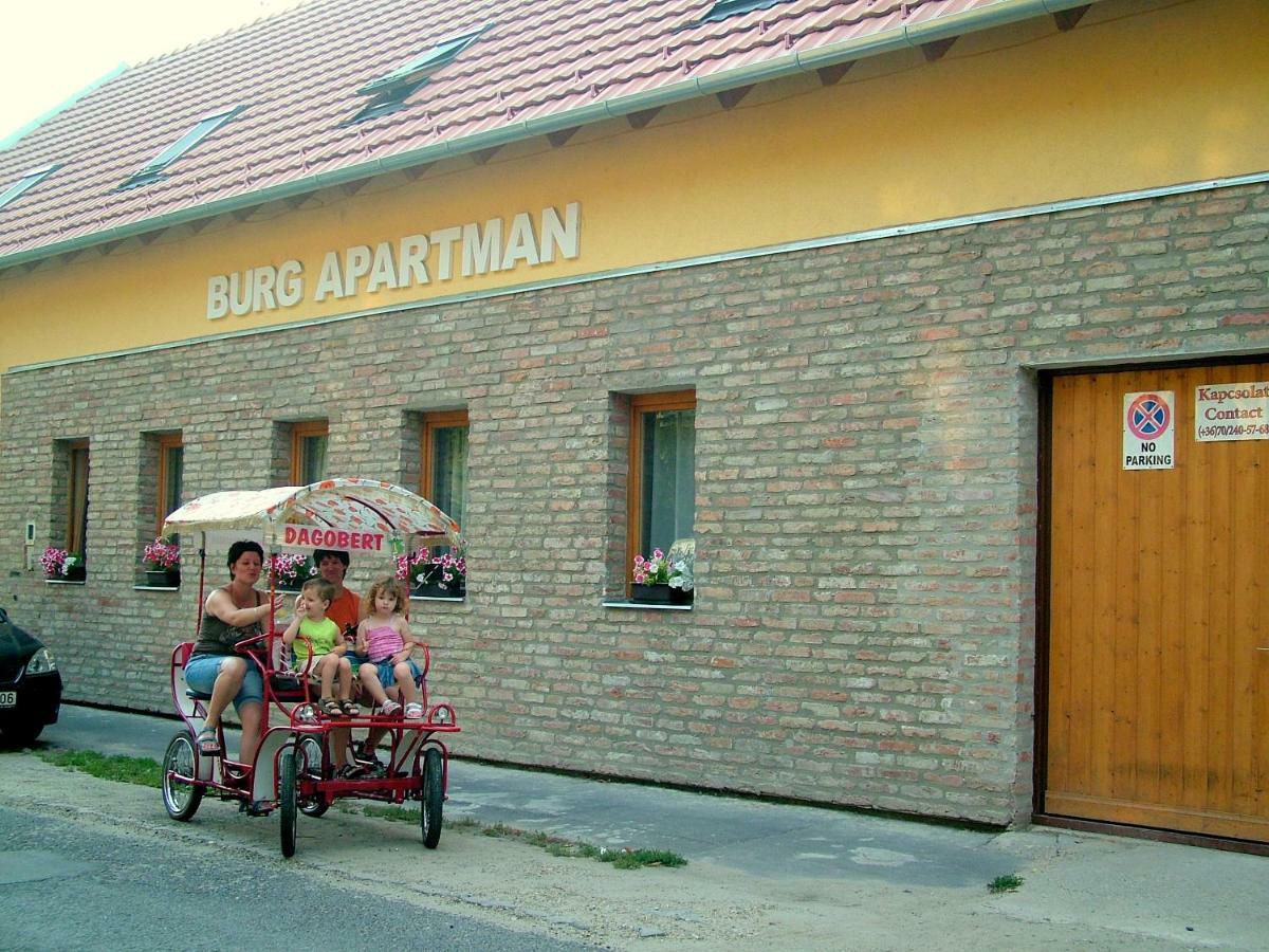 Burg Apartman Gyula Bagian luar foto